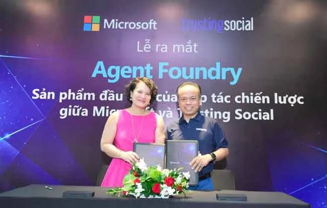 Bà Nguyễn Quỳnh Trâm, Tổng Giám đốc Microsoft Việt Nam và ông Nguyễn An Nguyên, CEO Trusting Social, ký kết Biên bản ghi nhớ giữa 2 đơn vị.