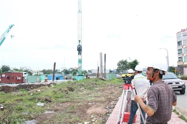 Các kỹ sư làm việc tại dự án cải tạo kênh Tham Lương-Bến Cát-rạch Nước Lên. (Ảnh: Tiến Lực/TTXVN)