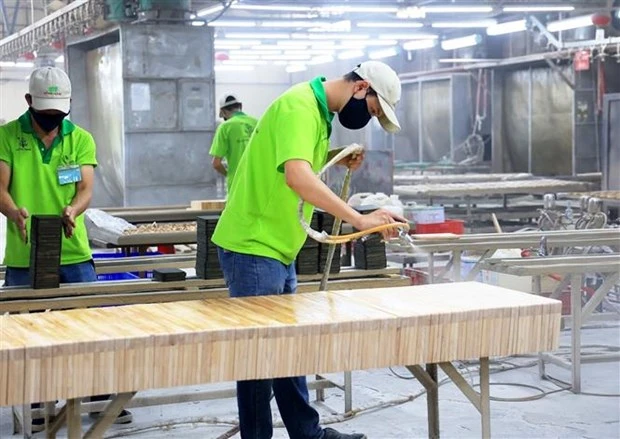 Người lao động làm việc trong xưởng sản xuất gỗ Đức Thành, quận Gò Vấp, Thành phố Hồ Chí Minh. (Ảnh: Hồng Đạt/TTXVN)