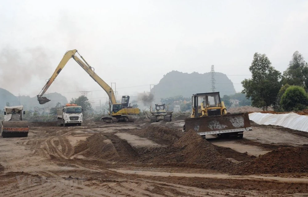 Nhà thầu thi công đắp nền đường bằng vật liệu cát tại một Dự án Cao tốc Bắc-Nam. (Ảnh: Việt Hùng/Vietnam+)