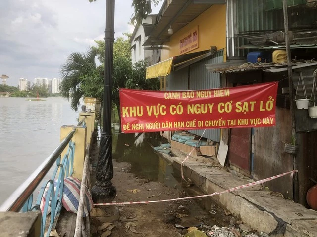 Hiện đã có 15 hộ dân bị ảnh hưởng bởi vụ sạt lở bờ kênh Thanh Đa, quận Bình Thạnh. Ảnh: PLO