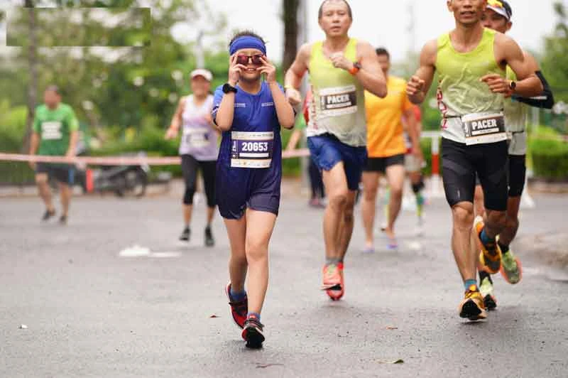 Những cơn mưa rất to tại TP Vị Thanh không thể làm khó nhiệt huyết của các runner tranh tài và vượt qua chính mình tại Vietcombank Mekong Delta Hậu Giang 2023