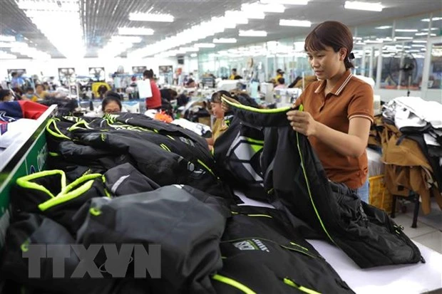 Sản xuất hàng may mặc xuất khẩu ở Công ty may Hiếu Lộc, xã Bình Định, huyện Kiến Xương. (Ảnh: Vũ Sinh/TTXVN)
