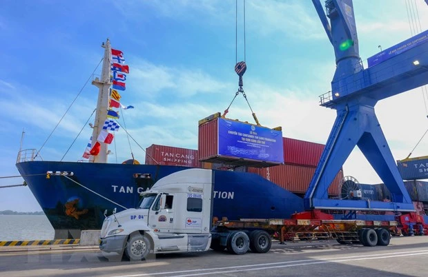 Bốc dỡ container xuất khẩu lên tàu Tan Cang Foundation. (Ảnh: Thanh Liêm/TTXVN)