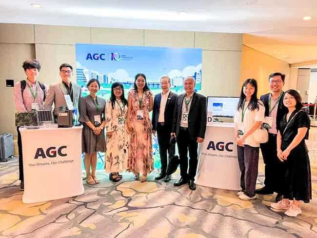 CEO Lưu Thị Thanh Mẫu (thứ 4 – từ trái qua) cùng bà Joy Gai - Giám đốc Chương trình Khu vực Châu Á Thái Bình Dương của WGBC (thứ 5 – từ trái qua) thăm quan gian hàng đối tác AGC Asia Pacific tại khuôn khổ hội thảo IGBC 2023