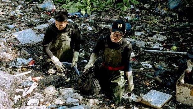 Nhóm tình nguyện vì môi trường Sài Gòn Xanh dọn rác trên tuyến kênh bị ô nhiễm. (quận Tân Bình). (Ảnh: Hồng Giang/TTXVN)