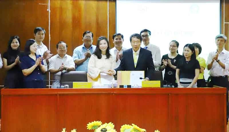 Lễ ký kết ghi nhớ hợp tác giữa Hiệp hội Doanh nghiệp Việt - Đài và Hiệp hội Cao đẳng Cộng đồng Việt Nam.