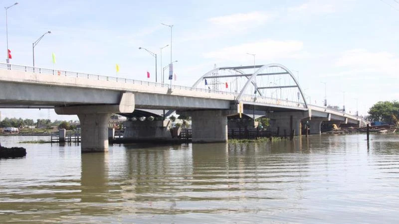 Một cầu bắc qua sông Vàm Cỏ Tây là cầu Tân An (khánh thanh tháng 6-2020) nối 2 bờ bắc và nam của sông, tạo đà phát triển kinh tế xã hội địa phương.