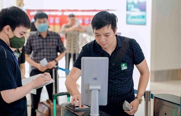 Hành khách làm thủ tục đi máy bay bằng ứng dụng tài khoản định danh điện tử mức độ 2. (Ảnh: PV/Vietnam+)