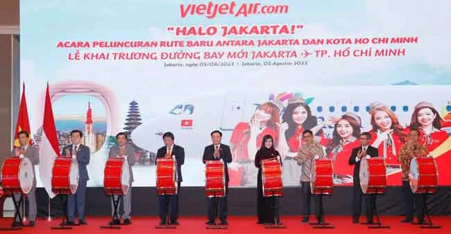 Chủ tịch Quốc hội Vương Đình Huệ (giữa) cùng đại diện lãnh đạo cấp cao của Việt Nam, Indonesia và Vietjet thực hiện nghi thức khai trương đường bay thẳng giữa TP. Hồ Chí Minh và Jakarta