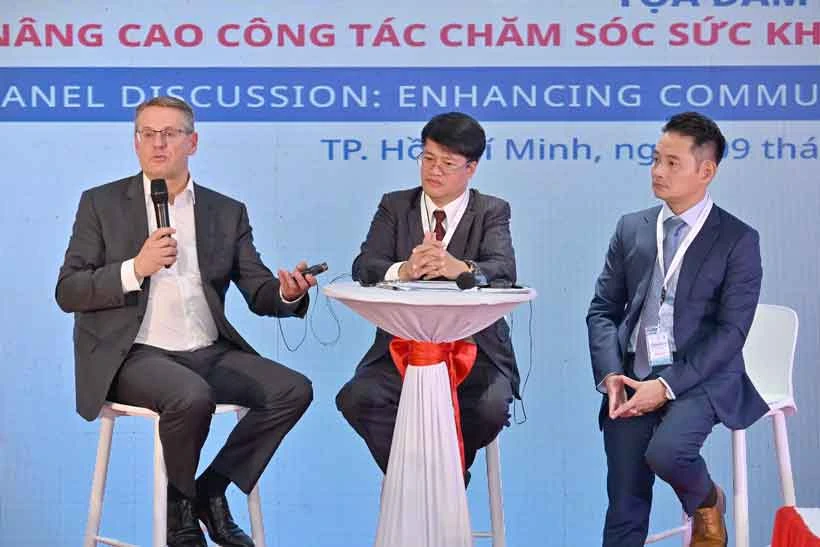 Ông Peter Goldschmidt, Giám đốc điều hành công ty STADA (trái) và ông Chu Đăng Trung, Vụ trưởng Vụ Pháp chế và hội nhập (giữa) tại tọa đàm