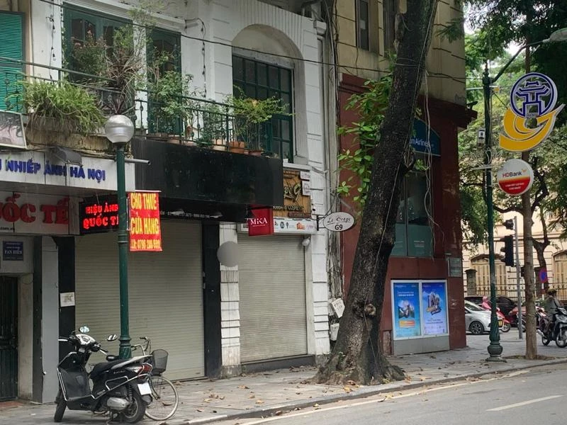 Nhiều khách thuê trả lại cửa hàng ở tuyến phố trung tâm Hà Nội (Ảnh: PV). 