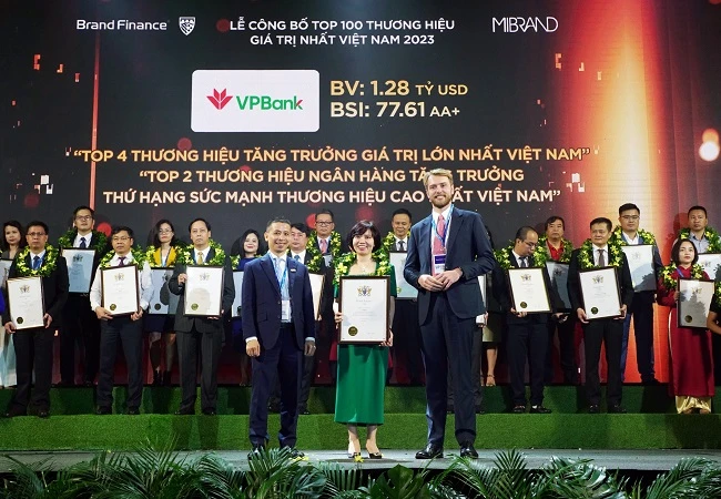 Bà Phạm Thị Nhung, Phó TGĐ VPBank (giữa) tại sự kiện vinh danh Top 100 thương hiệu giá trị nhất Việt Nam 2023