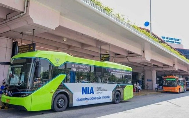 Cảng hàng không quốc tế Nội Bài là cảng hàng không đầu tiên chính thức triển khai đưa vào sử dụng xe bus điện nối chuyến phục vụ hành khách. Ảnh: VGP