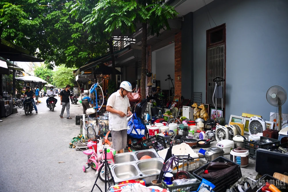 Chợ đồ cũ Vạn Phúc (quận Hà Đông) chuyên bán các mặt hàng đã qua sử dụng, đặc biệt là đồ công nghệ, hàng Nhật bãi và nhập từ các nước châu Âu. 