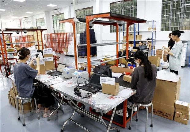 Nhân viên đóng gói, xuất đơn hàng trong một công ty thương mại điện tử tại thành phố Thủ Đức, Thành phố Hồ Chí Minh. (Ảnh: Hồng Đạt/TTXVN)