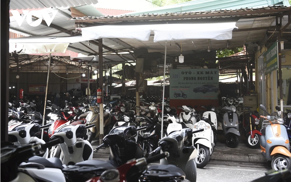 Hàng nghìn xe máy cũ nằm bãi, chợ bán xe cũ phố chùa Hà vắng vẻ, đìu hiu