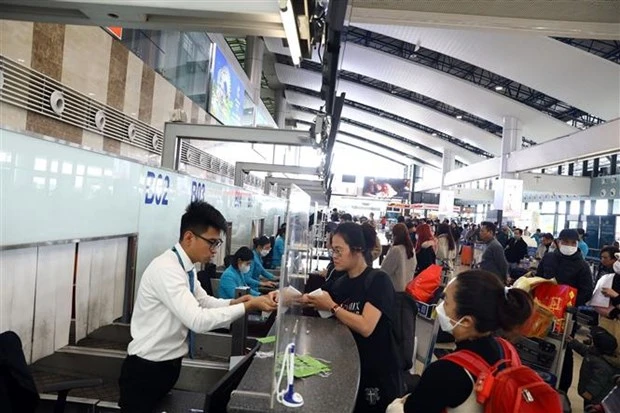 Hành khách làm thủ tục tại Nhà ga T1 Sân bay Quốc tế Nội Bài. (Ảnh: Huy Hùng/TTXVN)