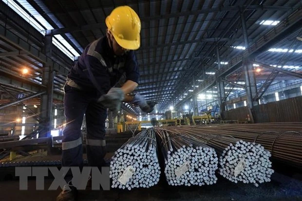Sản xuất thép cuộn xuất khẩu tại Khu công nghiệp đô thị VSIP Hải Phòng. (Ảnh: TTXVN)