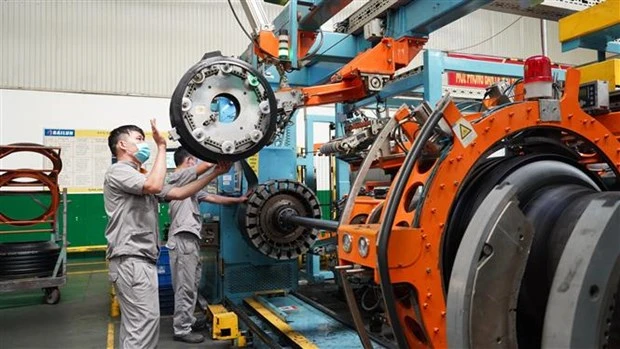 Công nhân Công ty Trách nhiệm Hữu hanj SaiLun Việt Nam thực hiện các công đoạn sản xuất lốp xe. (Ảnh: Thanh Tân/TTXVN)