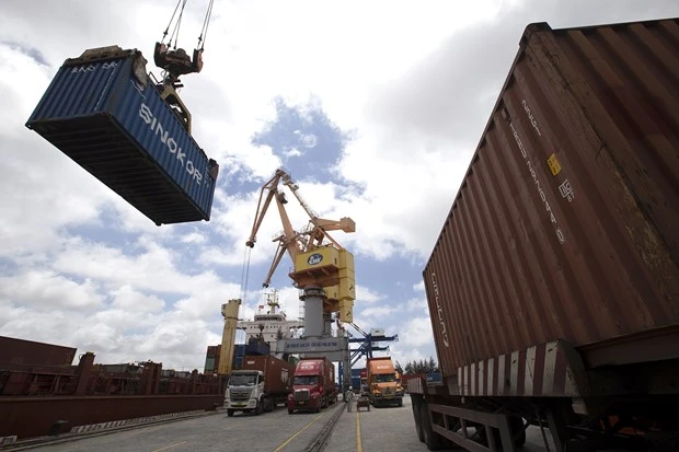 Hoạt động xuất nhập khẩu hàng hóa tại các cảng nội địa. (Ảnh: Đức Duy/Vietnam+)