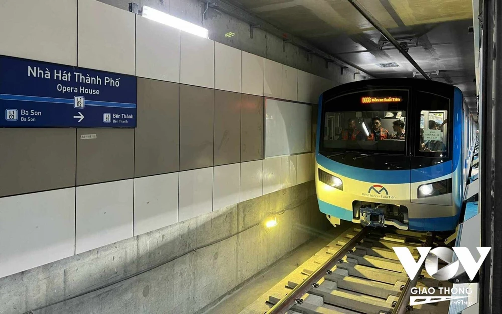 Ngày 29/8, Tuyến Metro số 1 (Bến Thành - Suối Tiên) bắt đầu chạy thử nghiệm trên toàn tuyến, bao gồm cả đoạn trên cao và đoạn đi ngầm, từ ga Bến xe Suối Tiên đến ga trung tâm Bến Thành. Ảnh minh họa 