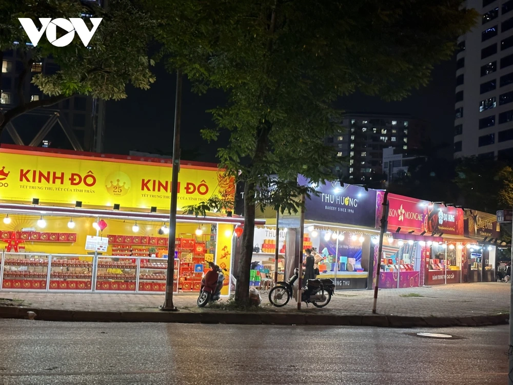 Cả một góc đường ở Hà Nội toàn là cửa hàng bán bánh Trung thu nhưng vắng khách
