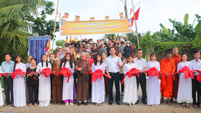 Các đại biểu và đông đảo người dân vui mừng cắt băng khánh thành cầu tại xã Thuận Hưng