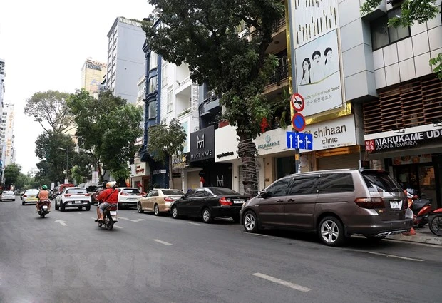 Xe ôtô đỗ trên đường Lý Tự Trọng, quận 1, Thành phố Hồ Chí Minh. (Ảnh: Hồng Đạt/TTXVN)