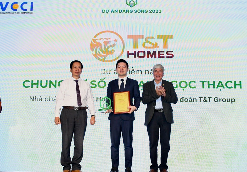 Ông Đỗ Vinh Quang, Chủ tịch HĐQT kiêm Tổng Giám đốc T&T Homes (giữa) nhận Giải thưởng “Dự án đáng sống năm 2023”