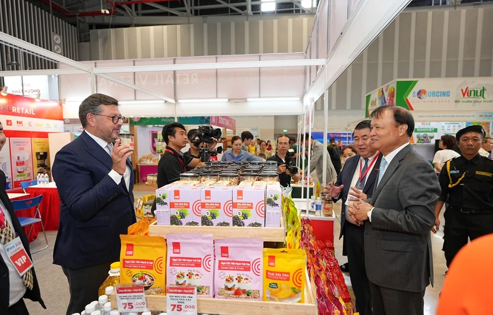Lãnh đạo Bộ Công Thương cùng các doanh nghiệp tại triển lãm kết nối doanh nghiệp Việt Nam với các đối tác châu Âu. (Ảnh: Đức Duy/Vietnam+)