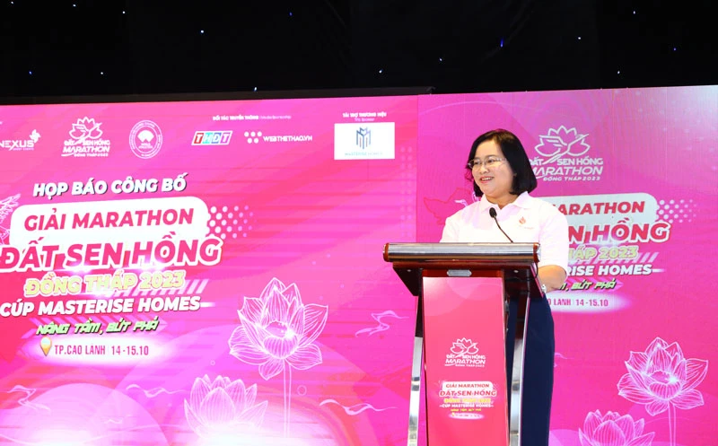 Bà Huỳnh Thị Hoài Thu, Giám đốc Sở Văn hóa Thể thao và Du lịch tỉnh Đồng Tháp, tại buổi họp báo.