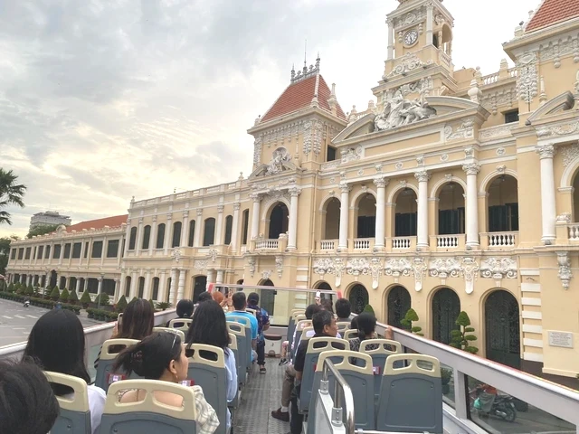 Chuyến du lịch khoảng 2h trên xe buýt 2 tầng đi qua nhiều địa điểm nổi tiếng trong TP Hồ Chí Minh thu hút nhiều bạn trẻ.