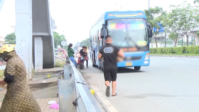 Xe đón khách sai quy định trên Quốc lộ 1A, TP Thủ Đức, TP Hồ Chí Minh tháng 8/2023. Ảnh: Minh Tân