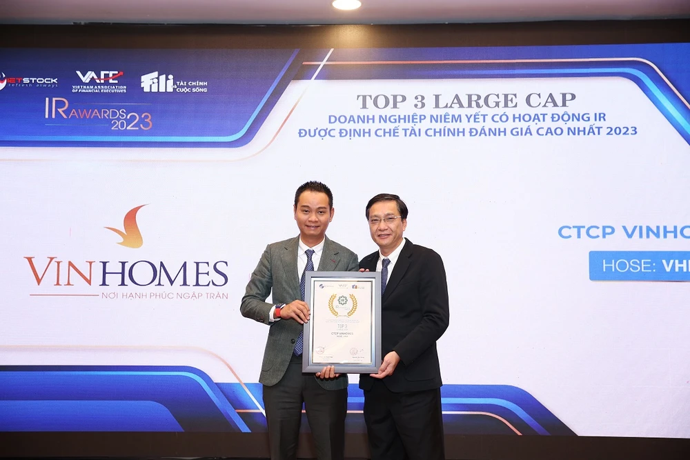 Ông Nguyễn Đức Quang, Phó Tổng giám đốc Kinh Doanh - Marketing, đại diện Vinhomes nhận giải.