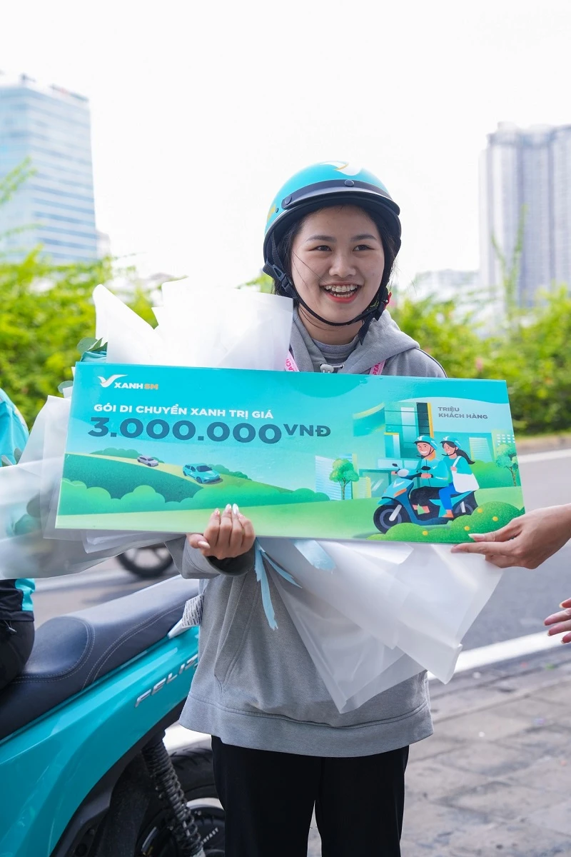Chị Cáp Thị Thanh Ngân là khách hàng thứ 1.000.000 của Xanh SM Bike