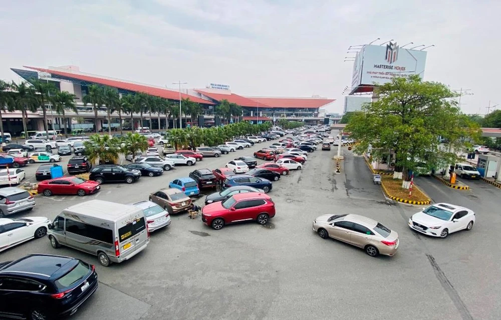 Sân đỗ xe ôtô trước Nhà ga hành khách T1 tại Cảng hàng không Quốc tế Nội Bài. (Ảnh: CTV/Vietnam+)