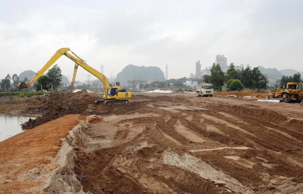 Nhà thầu triển khai thi công cào bóc nền đường một dự án đường cao tốc. (Ảnh: Việt Hùng/Vietnam+)
