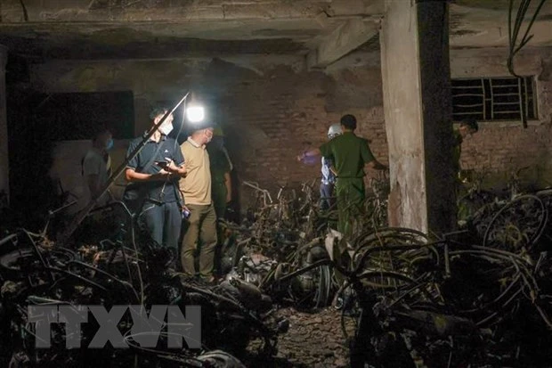 Lực lượng chức năng điều tra tại hiện trường vụ cháy chung cư mini ở Thanh Xuân, Hà Nội. (Ảnh: TTXVN phát)