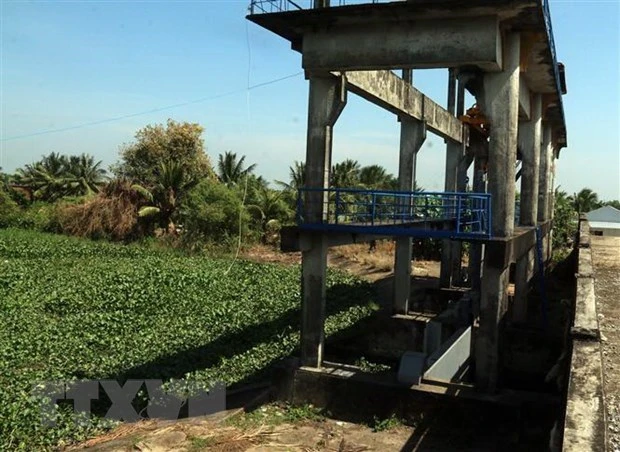 Cống ven biển xã Sơn Bình, huyện Hòn Đất, tỉnh Kiên Giang được đóng để ngăn mặn, giữ ngọt phục vụ sản xuất cho nông dân. (Ảnh: Lê Sen/TTXVN)
