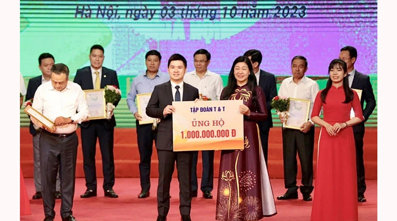 Ông Đỗ Vinh Quang, Phó Chủ tịch HĐQT Tập đoàn T&T Group trao ủng hộ cho Quỹ “Vì người nghèo” thành phố Hà Nội 