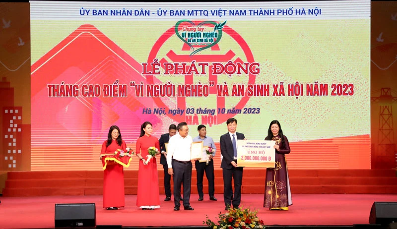 Ông Phạm Đức Tuấn – Thành viên Hội đồng thành viên, Chủ tịch Công đoàn Agribank, đại diện Agribank ủng hộ 2 tỷ đồng cho Quỹ “Vì người nghèo” và an sinh xã hội thành phố Hà Nội. 