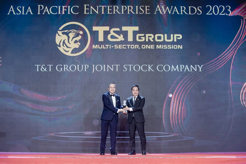 Ông Mai Xuân Sơn, Tổng Giám đốc T&T Group đại diện Tập đoàn nhận giải thưởng Doanh nghiệp xuất sắc Châu Á 2023