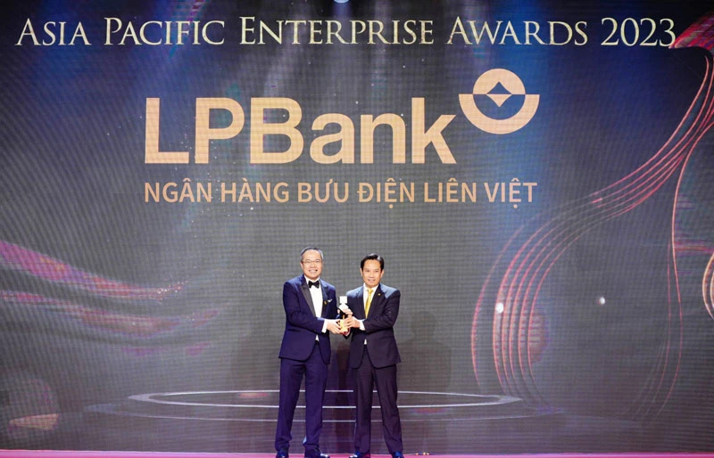 Ông Lê Minh Tâm – Thành viên Hội đồng Quản trị đại diện LPBank nhận giải Doanh nghiệp xuất sắc châu Á 2023