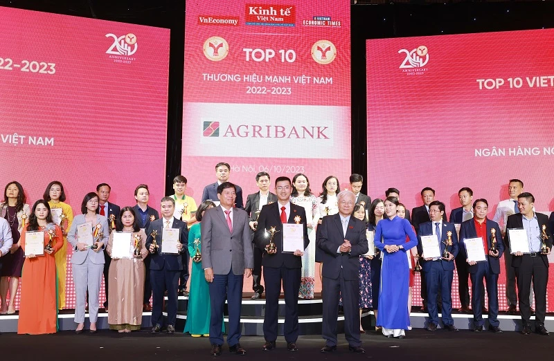 Đại diện Agribank nhận danh hiệu “Top 10 Thương hiệu mạnh Việt Nam 2023”.