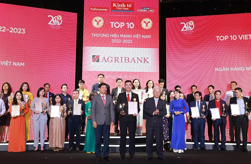 Đại diện Agribank nhận giải “Top 10 Thương hiệu mạnh Việt Nam 2023” 