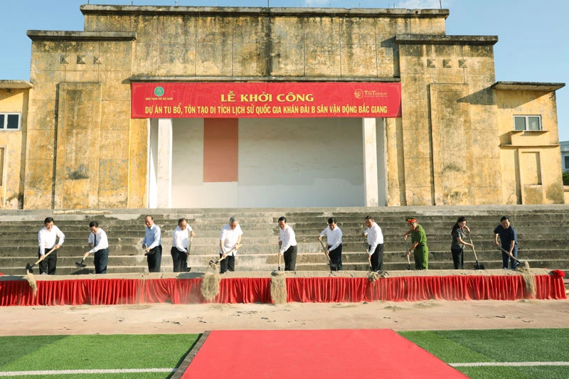 Chủ tịch nước Võ Văn Thưởng và các đại biểu thực hiện nghi thức khởi công dự án tu bổ, tôn tạo di tích lịch sử quốc gia Khán đài B sân vận động Bắc Giang.