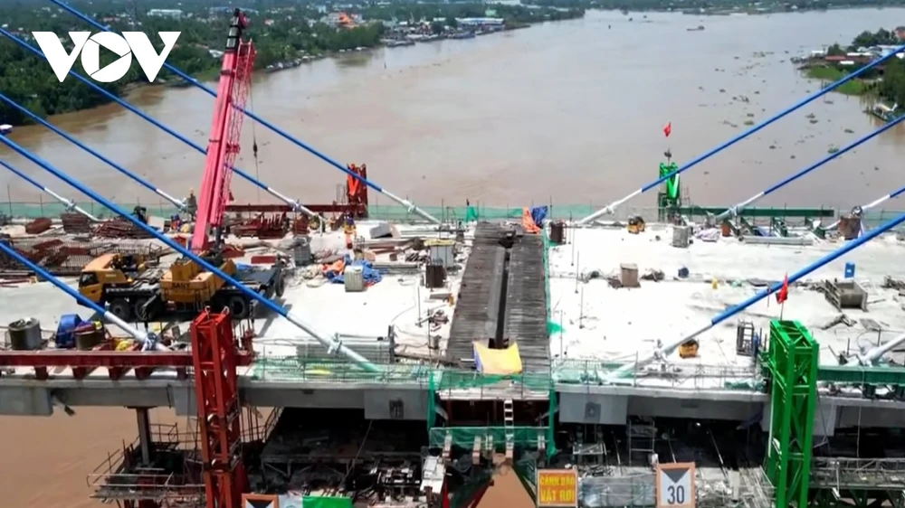 Các nhà thầu đang dọn hiện trường cầu Mỹ Thuận 2 để làm lễ hợp long 