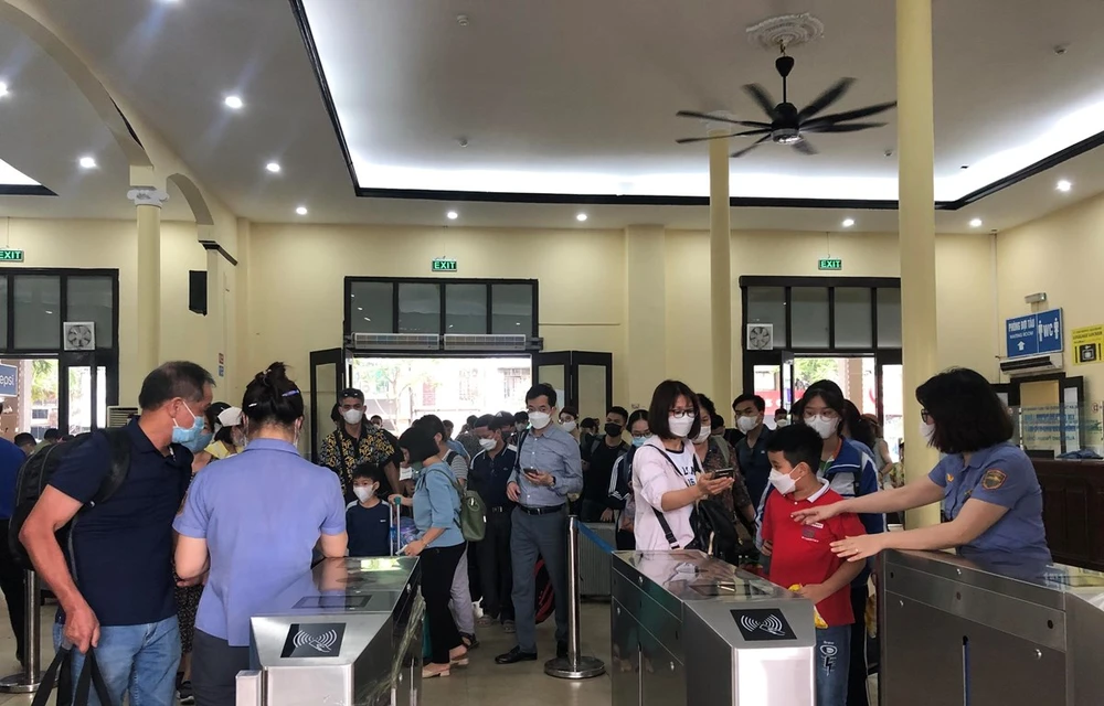 Nhân viên đường sắt kiểm tra soát vé hành khách đi tàu tại Ga Hà Nội. (Ảnh: CTV/Vietnam+)