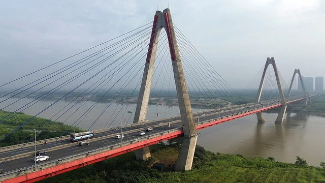 Cầu Nhật Tân - một trong 7 cây cầu huyết mạch của Thủ đô tạo nên một tuyến cao tốc nội đô hiện đại, rút ngắn thời gian di chuyển từ cảng hàng không quốc tế Nội Bài tới trung tâm Hà Nội. Ảnh: Tiền Phong